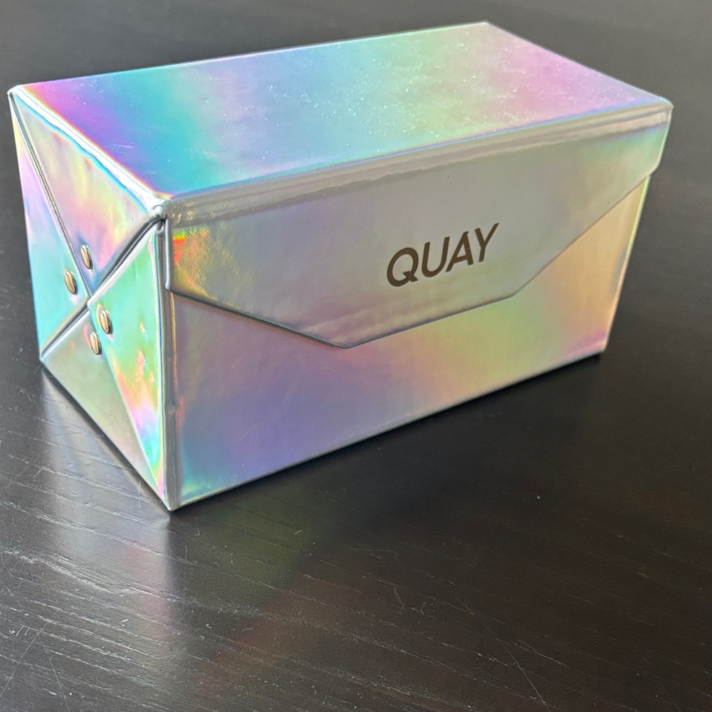 Quay Australia Iridescent Glasses Case